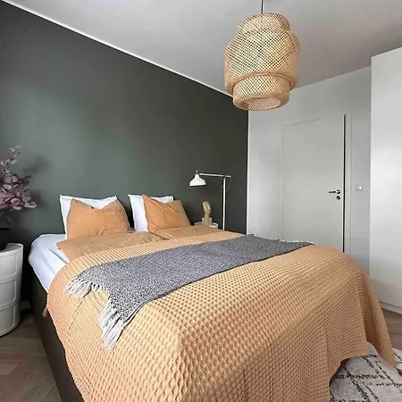 Modern With Great Location, Free Parking And Netflix *