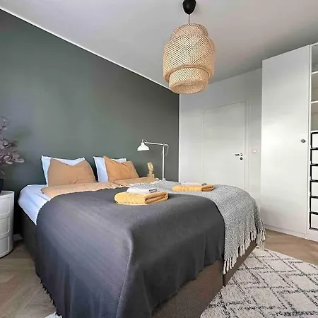 Modern With Great Location, Free Parking And Netflix