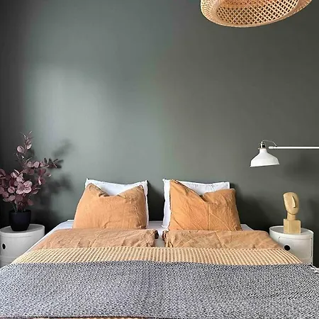 Modern With Great Location, Free Parking And Netflix *